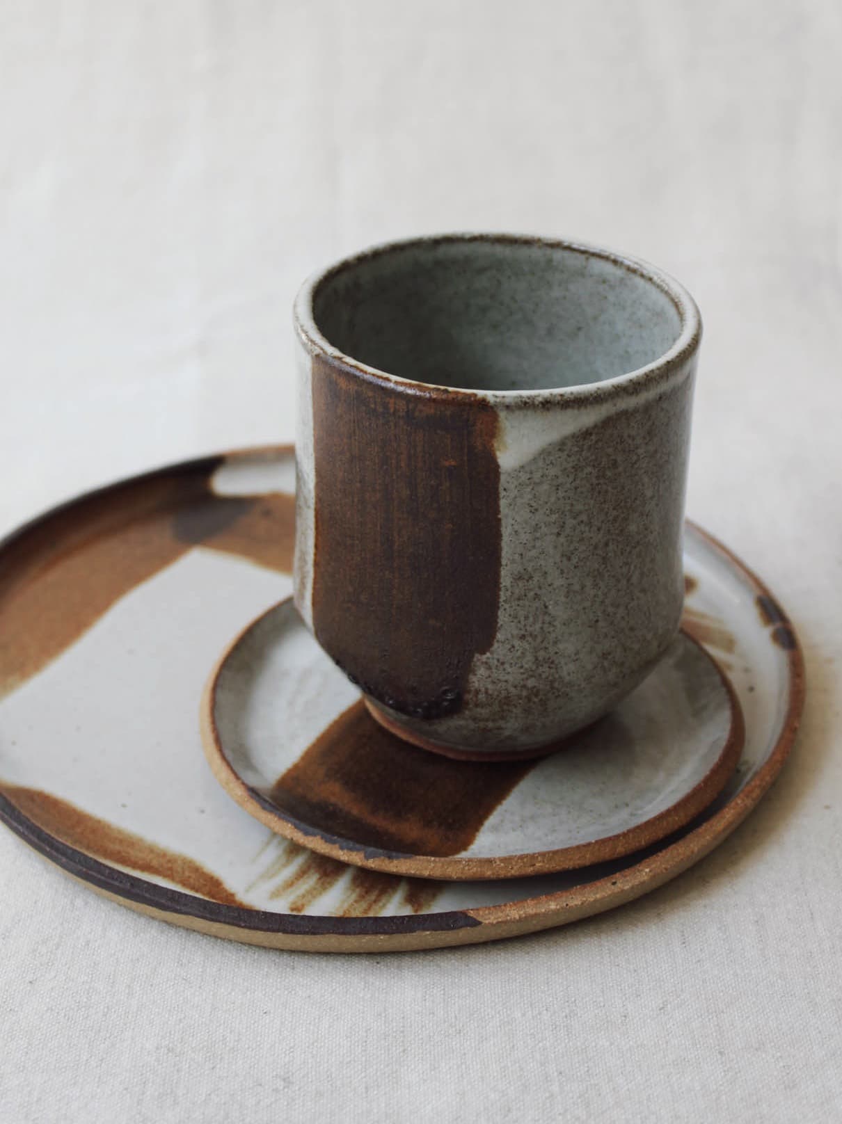 ceramic tableware decorated with oxide brushstrokes available for prop hire in berlin