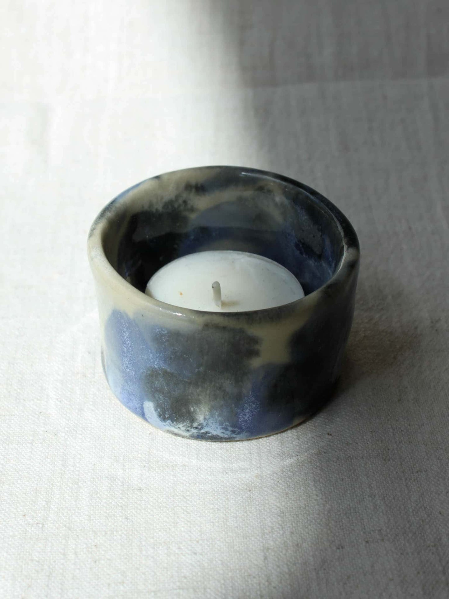 Teelichthalter aus Keramik in marmoriertem Blau