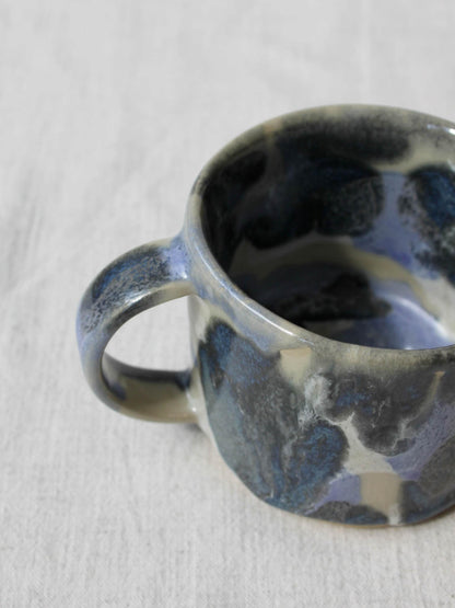 Große Tasse in marmoriertem Blau