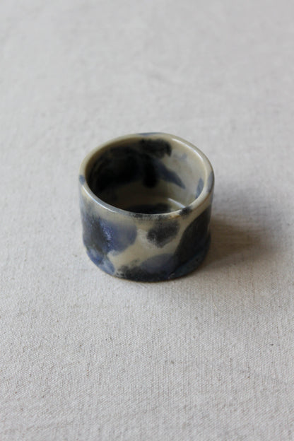 Teelichthalter aus Keramik in marmoriertem Blau