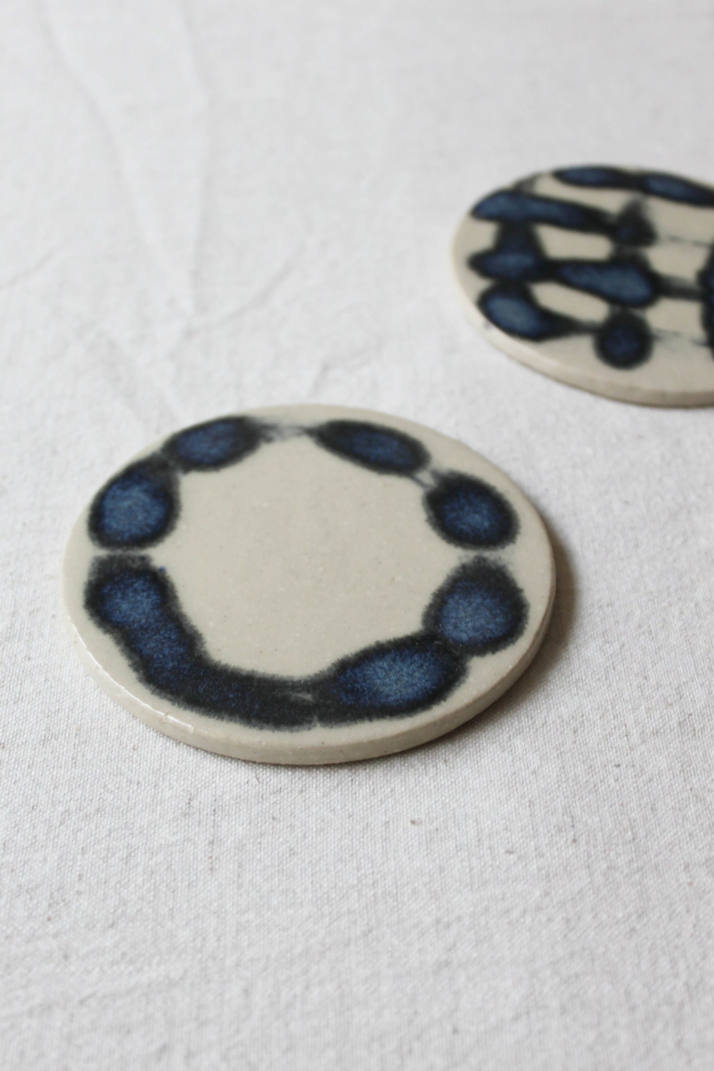 2er Set handgemachte Keramikuntersetzer mit blauen Pinselstrichen