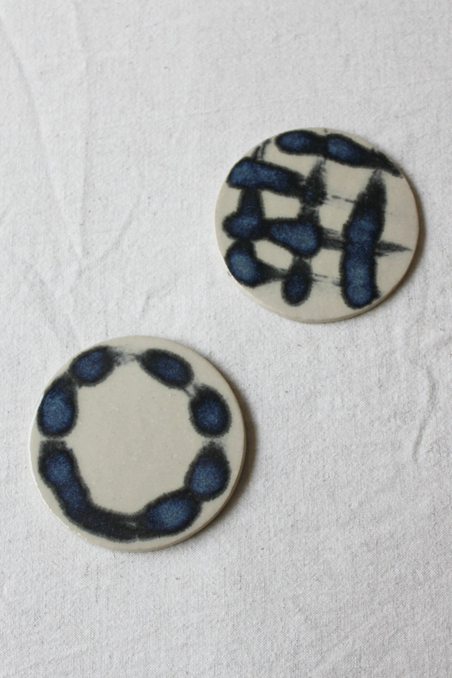 2er Set handgemachte Keramikuntersetzer mit blauen Pinselstrichen